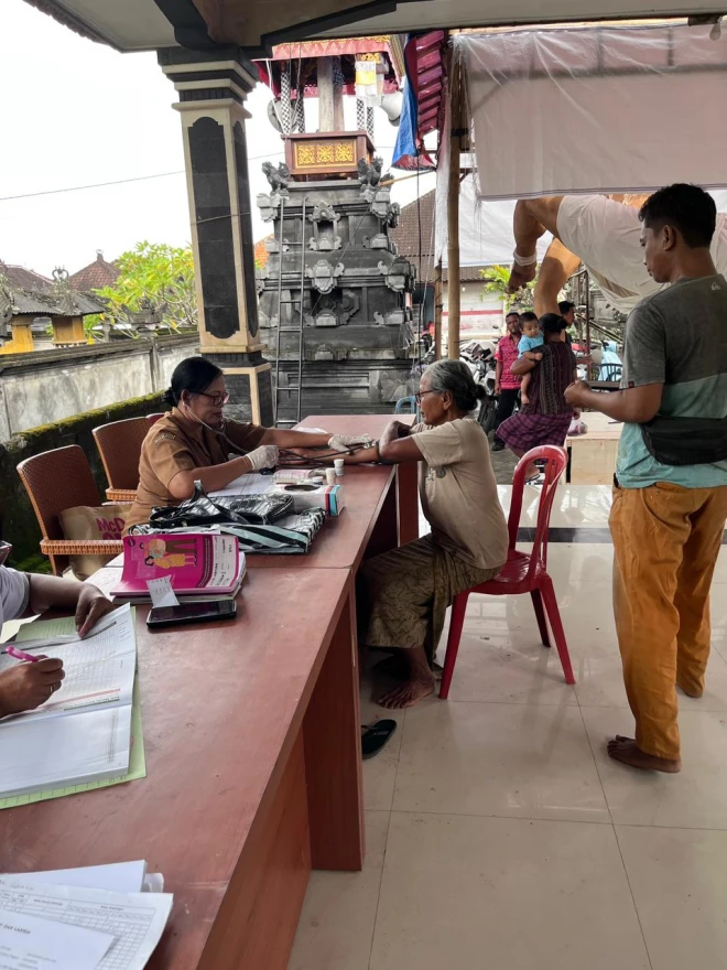 Penimbangan dan pengecekan kesehatan di Br. Sangging