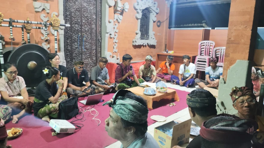 Sosialisasi Pemilahan Sampah Berbasis Sumber di Banjar Masing- Masing, Desa Kelating