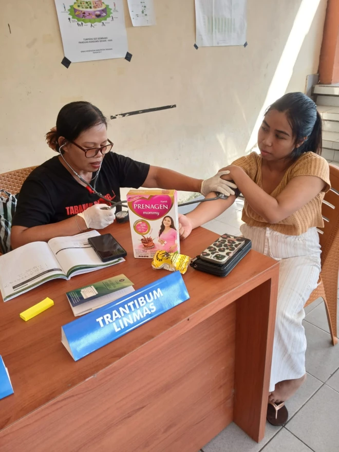 Penimbangan dan pengecekan kesehatan di Br. Dukuh 
