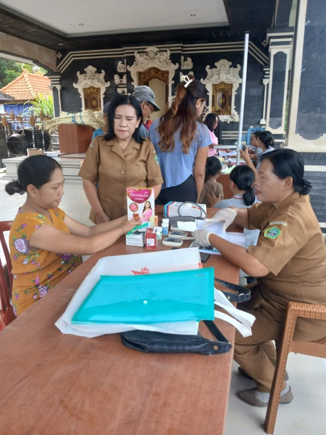 Penimbangan dan pengecekan kesehatan di Br. Sangging